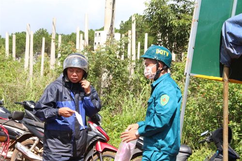 Người dân được phát khẩu trang để phòng, chống bạch hầu lây lan.