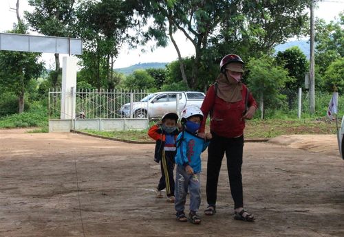 Ý thức được sự nguy hiểm của bạch hầu, người dân mang các cháu nhỏ đến thăm khám, nhận thuốc uống.