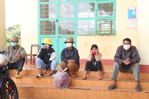 Những trường hợp nghi mắc bạch hầu chuẩn bị được đưa đến bệnh viện kiểm tra, theo dõi.