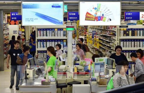 Người dân mua sắm tại một siêu thị ở Seoul, Hàn Quốc. Ảnh: AFP/TTXVN