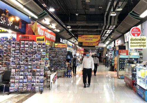 Người dân thủ đô Bangkok đi mua sắm sau khi các biện pháp phong tỏa phòng chống COVID-19 được nới lỏng. Ảnh: Ngọc Quang-TTXVN