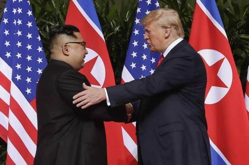 Tổng thống Mỹ Donald Trump gặp Chủ tịch Triều Tiên Kim Jong Un ở khu nghỉ dưỡng Capella trên đảo Sentosa, Singapore, tháng 6/2018. Ảnh: AP