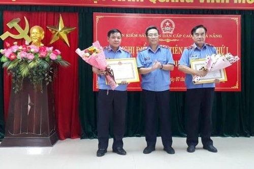  Đồng chí Phạm Văn Cần trao tặng Giấy khen cho đại diện Viện 1 và Viện 2 thuộc Viện cấp cao 2