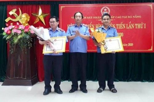 Đồng chí Nguyễn Văn Chiến - Phó Viện trưởng Viện cấp cao 2 (đứng giữa) trao giấy khen cho đại diện 2 Phòng có thành tích cao trong các phong trào thi đua giai đoạn 2015 -2020 
