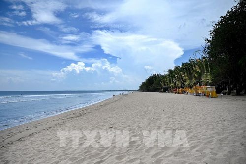Bãi biển Kuta trên đảo Bali (Indonesia) vắng bóng khách du lịch do dịch COVID-19 ngày 22/3/2020. Ảnh: AFP/TTXVN