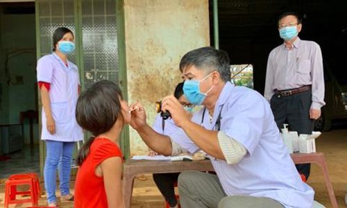 Khám sàn lọc các cháu tại làng Bông Hiot, xã Hải Yang, Đăk Đoa, Gia Lai. (Ảnh: Phan Hòa)