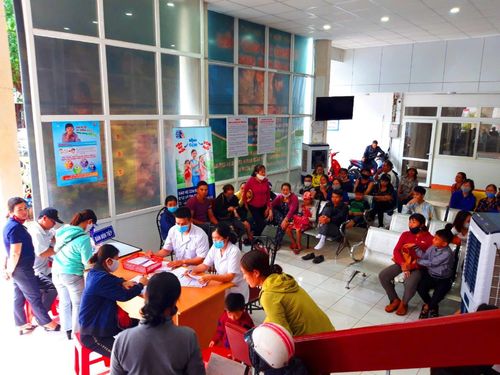 Người dân đăng ký tiêm vắc xin tại 1 cơ sở tiêm chủng trên đường Hai Bà Trưng