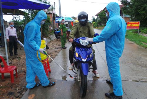Huyện Sa Thầy lập chốt kiểm soát việc ra vào của người dân vùng dịch. Ảnh: Báo Kon Tum