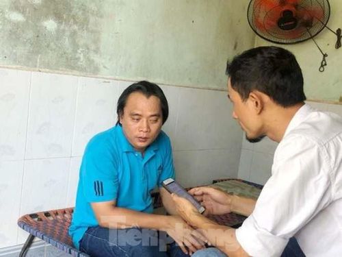  Ông Lớn (áo xanh) kể lại việc con mất tích với PV Tiền Phong