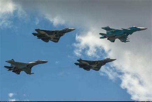 Su-57 bay cùng Su-35 và Su-34.