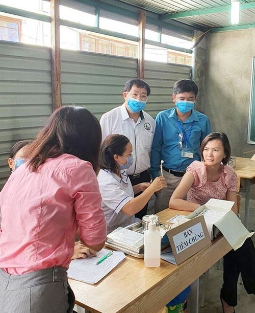 BSCKII Nguyễn Quốc Minh - Giám đốc Trung tâm Kiểm soát Bệnh tật Lâm Đồng (đứng thứ hai từ phải sang) kiểm tra công tác tiêm chủng phòng bệnh bạch hầu tại xã Đạ R’sal (Đam Rông)