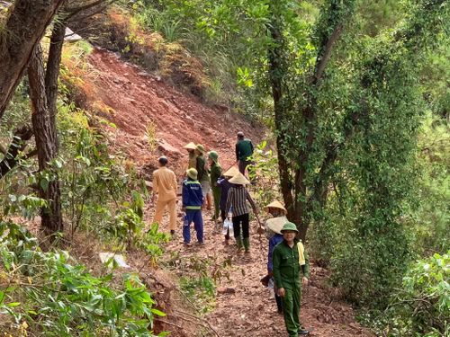 Ngăn không có đám cháy lan xuống khu vực dân cư ở bìa rừng, đồng thời triển khai các phương án chữa cháy kịp thời.