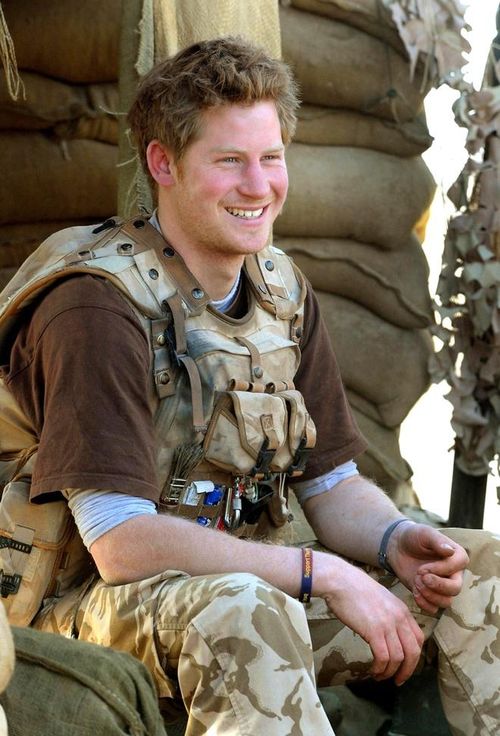 Cựu Công tước xứ Sussex từng đóng quân tại Afghanistan với tư cách là kiểm soát viên của bộ phận điều khiển không quân chuyển tiếp và phi công lái máy bay Apache. Bên cạnh các hiểm nguy khi làm nhiệm vụ, Harry còn gặp nhiều khó khăn trong việc thích nghi với cuộc sống khắc nghiệt của quân đội. “Tôi phải quên đi xuất thân hoàng gia của mình để có thể thích ứng với cuộc sống trong quân đội”, anh nói với The Guardian.