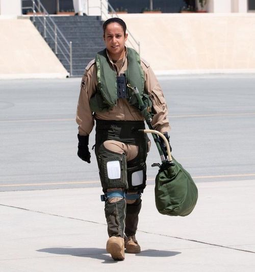 Công chúa Sheikha được phong hàm sĩ quan sau khi tốt nghiệp Học viện Quân sự Hoàng gia Sandhurst vào năm 2018. Trong lần bay đầu tiên, cô đã điều khiển chiếc tiêm kích huấn luyện hạng nhẹ BAE Hawk và thể hiện khả năng lái điêu luyện của mình trong suốt hành trình bay. Hiện cô phục vụ như một sĩ quan không quân trong Không quân Hoàng gia Bahrain.