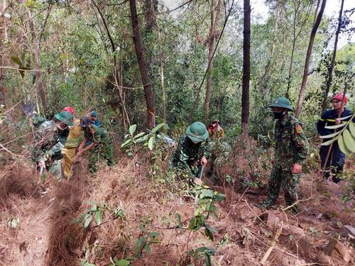 Cán bộ, chiến sĩ BĐBP Nghệ An tập trung cùng nhân dân phát đường băng cản lửa. Ảnh: Lương Dũng