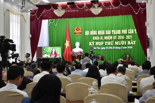 Đại diện các sở, ban ngành báo cáo thảo luận trước HĐND TP Cần Thơ.