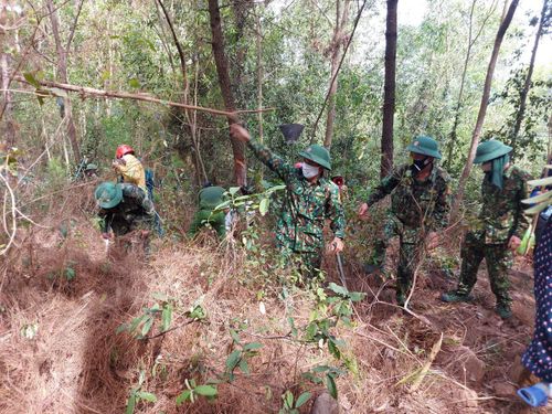 Trời nắng nóng, địa hình dốc, gió phơn thổi mạnh, rừng có thực bì dày gây khó khăn trong công tác chữa cháy.