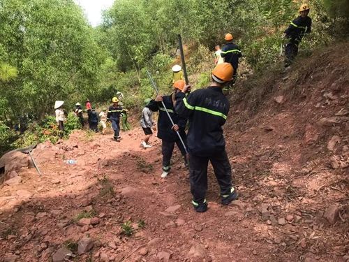 Lực lượng cứu hỏa cùng người dân làm đường băng cản lửa