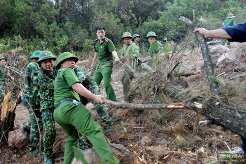 Các lực lượng giải tỏa các chướng ngại vật để quá trình chữa cháy được thuận lợi. Ảnh: Quang An