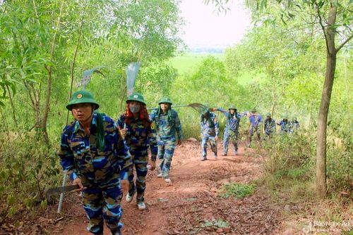 Đám cháy tập trung chủ yếu trên đỉnh núi, do đó, con đường để lên dập lửa dốc đứng, gập ghềnh khiến các lực lượng phải di chuyển khó khăn. Ảnh: Quang An
