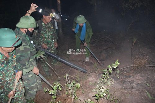 Đến 22 giờ 30 tối 10/7, đám cháy cơ bản đã được khống chế, các lực lượng tập trung dập tàn nhằm dập triệt để đám cháy. Trong đêm nay, nhiều lực lượng đang phải tiếp tục trực canh chừng đề phòng đám cháy bùng phát trở lại. Ảnh: Quang An