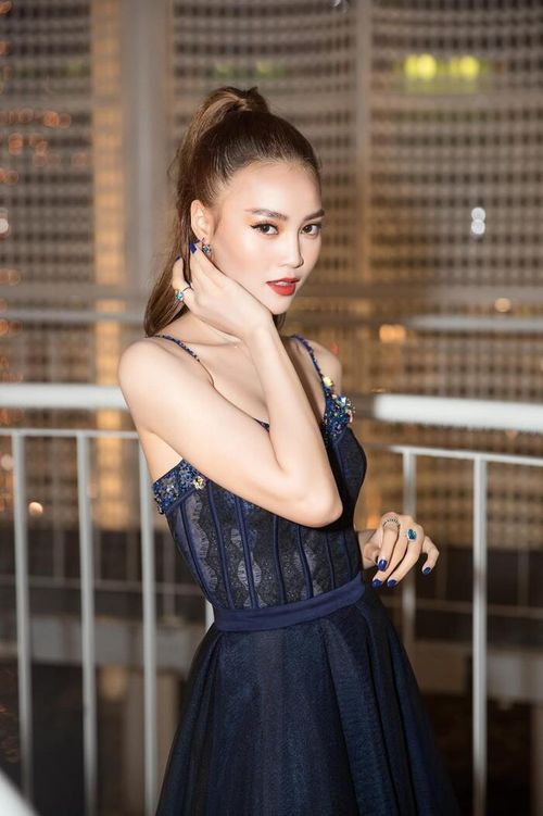 Đối lập với nó là cách đánh mắt cam, tạo thành bộ đôi màu sắc tương phản nhưng vẫn vô cùng hợp lý. 