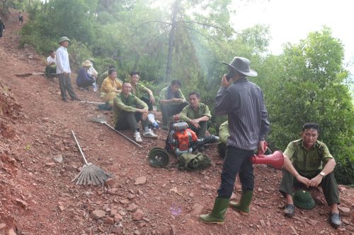  Đám cháy diễn biến phức tạp, các lực lượng buộc phải cắt đường băng ngăn chặn lửa lan rộng.