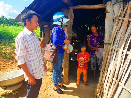  Chị Hòa tới từng nhà vận động người dân đi tiêm vắc xin