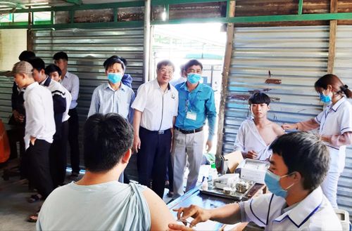 Tiêm phòng vắc xin cho học sinh xã Đạ R’sal