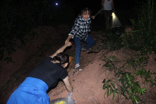 Dốc thẳng đứng, những cô gái kéo nhau vượt rừng.