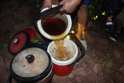 Những thùng nước đá kịp thời tại hiện trường vụ cháy.