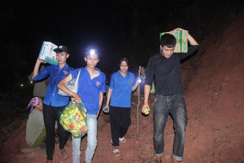  Đoàn viên thanh niên huyện Diễn Châu tình nguyện đến hiện trường. Trên vai là những thùng sữa, nước, nhu yếu phẩm khác.
