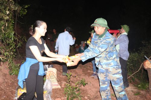Gắn bó tình quân dân...