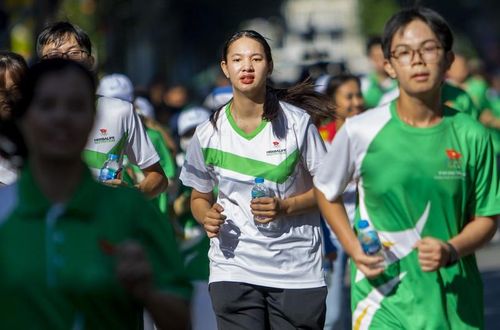 Chị Hạnh (quận 1, TP.HCM) tham gia chạy cự ly 4.5km, chị chia sẻ: "Đây là dịp để tôi và bạn bè cùng tham gia rèn luyện môn thể thao chạy bộ, tôi rất vui và hào hứng."
