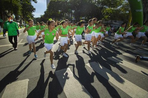 2000 em học sinh tiểu học trên địa bàn thành phố cùng tham gia chạy hưởng ứng cuộc vận động “Toàn dân rèn luyện thân thể theo gương Bác Hồ vĩ đại”.
