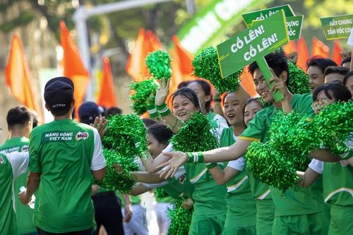 Đội cổ động viên tiếp lửa cho những người tham gia chạy.