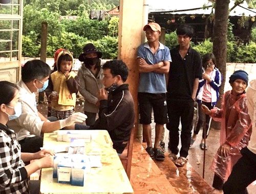 Các bác sĩ đang khám và cấp thuốc cho người dân làng Bok Rei
