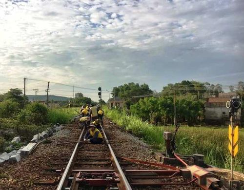Kinh doanh khó khăn, công nhân đường sắt giảm việc làm, bị chậm lương