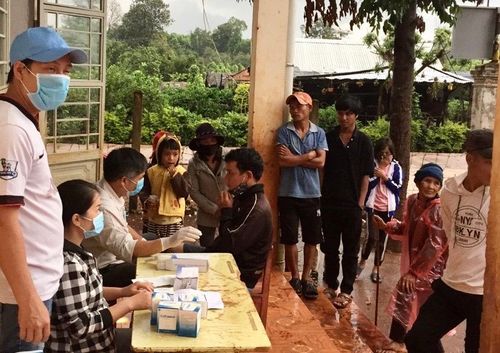 Nhân viên y tế khám sàng lọc, cấp thuốc điều trị dự phòng cho người dân làng Bok Rei. Ảnh: Báo Gia Lai