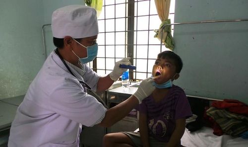 Khám cho bệnh nhân mắc bạch hầu đang điều trị tại Trung tâm Y tế huyện Sa Thầy, tỉnh Kon Tum.
