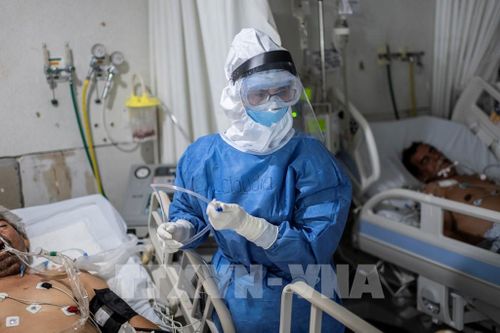 Nhân viên y tế chăm sóc bệnh nhân nhiễm COVID-19 tại Atizapan, Mexico, ngày 22/5/2020. Ảnh: AFP/TTXVN