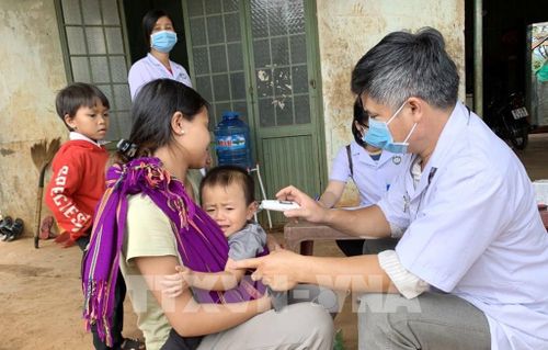 Ngành y tế tỉnh Gia Lai thực hiện khám sàng lọc cho người dân tại làng Bông Hiot, xã Hải Yang, huyện Đak Đoa- nơi có ca bệnh bạch hầu tử vong. Ảnh: Quang Thái - TTXVN 