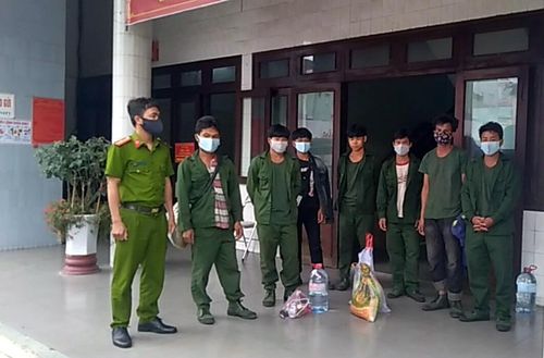 Nhóm 7 người bám trên tàu hàng 2474 từ Ga Bình Định vào Ga Đà Nẵng được hỗ trợ vé và chuẩn bị lên tàu về lại Nghệ An chiều 13-4-2020.