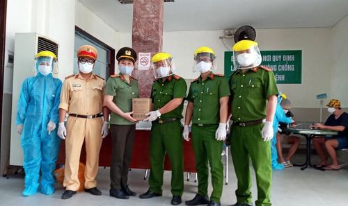 Bệnh xá CATP tặng khẩu trang và sữa cho CAP Tân Chính.