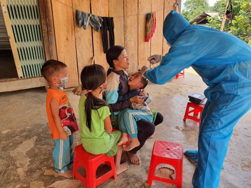 Khám sàng lọc cho người dân và trẻ em ở huyện Mđrắk