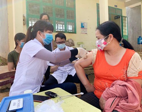 Tiêm vắc xin phòng bệnh bạch hầu cho người dân. Ảnh: Như Nguyện