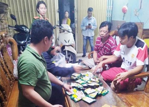 Lực lượng công an bắt quả tang cơ sở sản xuất, cung cấp hạt nêm, mì chính giả ra thị trường.