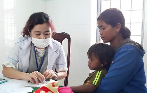 Ngành y tế khám sàng lọc người dân tại vùng có dịch. Ảnh: T.N.