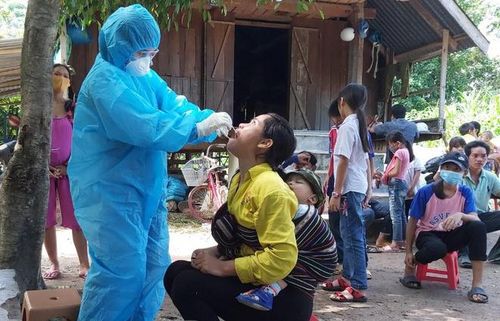 Bác sĩ khám cho người dân tại vùng có bệnh nhân bạch hầu. Ảnh: T.N.