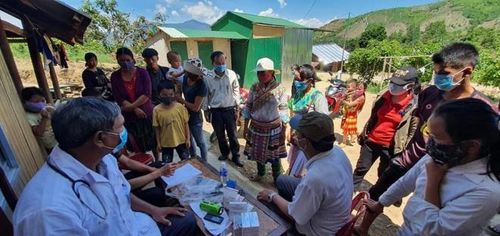 Ngành Y tế Đắk Lắk đến tận buôn làng để cấp thuốc cho người dân sáng 15/7.